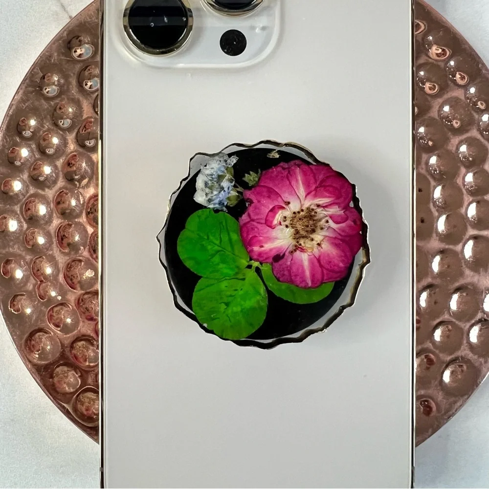 🌼Resin Geode Flower Phone Grip